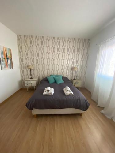 BarraqueroPuerta 460的一间卧室配有一张床,上面有两条毛巾