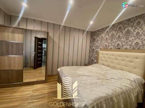 杰尔穆克Luxury apartement in Jermuk的铺有木地板的客房内设有一间卧室和一张床。