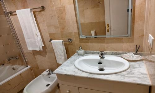 马贝拉Apartamento en Marbella junto a campos de golf的浴室配有盥洗盆、卫生间和浴缸。