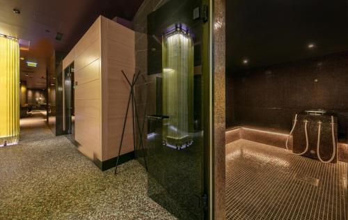 大洛希尼Sanpier Apartments的带淋浴和浴缸的浴室