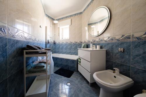 纳扎雷A Casa da Marina - Sitio的一间带水槽、卫生间和镜子的浴室
