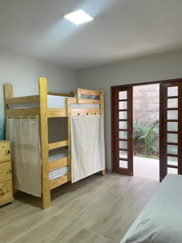 卡诺格布拉达Espaço conforto e tranquilidade CASAVEG的一间卧室设有两张双层床和一扇窗户。