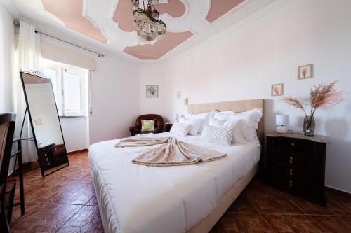 纳扎雷A Casa da Marina - Sitio的卧室配有白色的床铺和白色的天花板