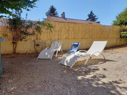 蒙布舍叙尔雅布龙Le studio de Diane - Terrasse et Parking -的围栏旁的院子里,有三把草坪椅