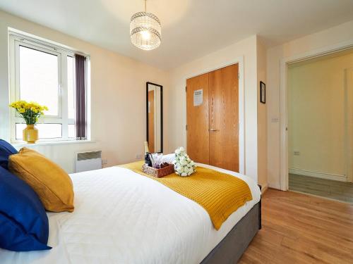 考文垂Beauchamp Suite in Coventry City Centre for Contractors Professionals Tourists Relocators Students and Family的卧室设有一张白色大床和一扇窗户。