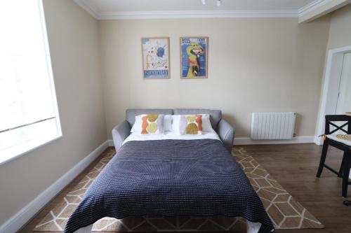 斯陶尔波特Town View的一间卧室配有一张带蓝色毯子的床