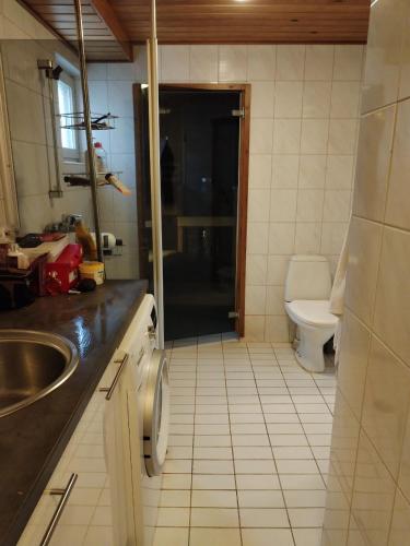 赫尔辛基Private room in a house w/ pool的一间带水槽和卫生间的浴室