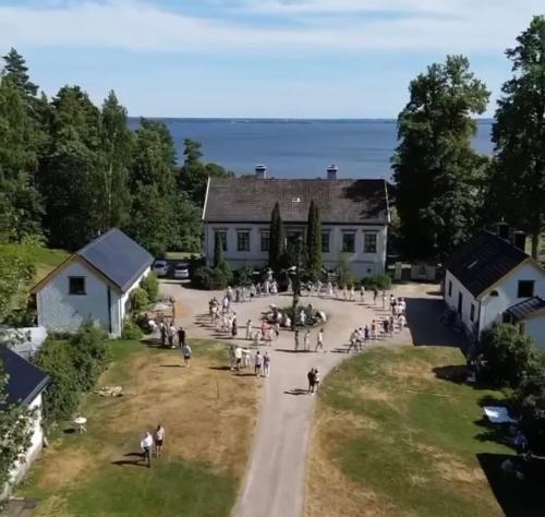 Vreta KlosterFlemma Gård Wing residence with lake view的一群人在房子前的头顶景