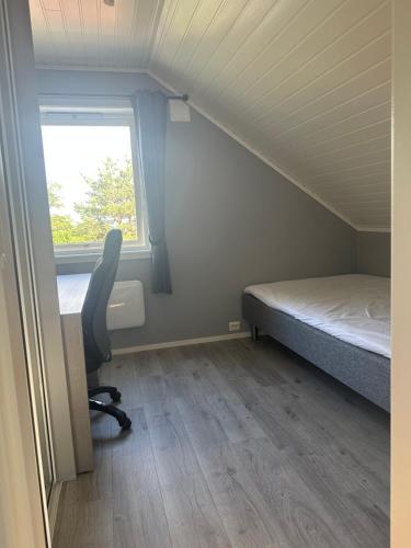 奥勒松Nørvegata 64的客房设有床、书桌和窗户。