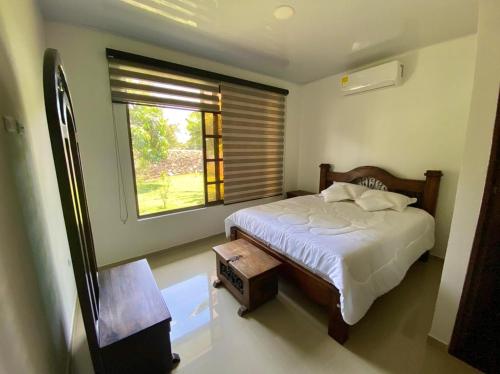 里韦拉Villa Pangara的一间卧室设有一张大床和一个窗户。