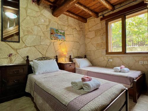 MakhairoíVilla Toula with pool Nr Armeni Crete的一间卧室设有两张床,里面饲养着动物。