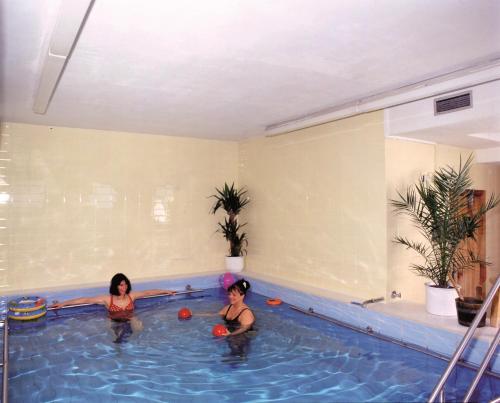 伯格奥夫费马恩哈瑟尔巴特酒店的两个女人在游泳池玩