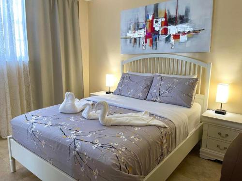 迈阿密海滩Sunny Isles Miami HOLIDAY apartment的卧室里床边的两只天鹅