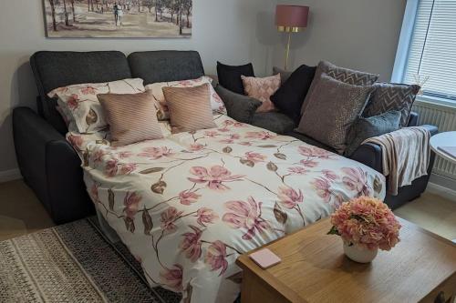 牛津Turtle Dove Apartment的客厅配有带鲜花毯子的沙发