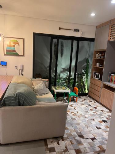 圣保罗Espaço Coletivo Zen &Catividade的一间卧室配有一张床和一个沙发