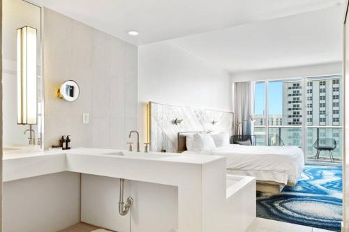 劳德代尔堡Oceanview Luxury, Resort Access, Sleeps 6 2BR 2BA - Vista Mar by HomeStakes的白色的浴室设有床和水槽