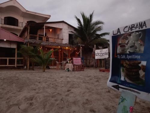 蒙塔尼塔La Cabaña的海滩上酒店,前沿有标志