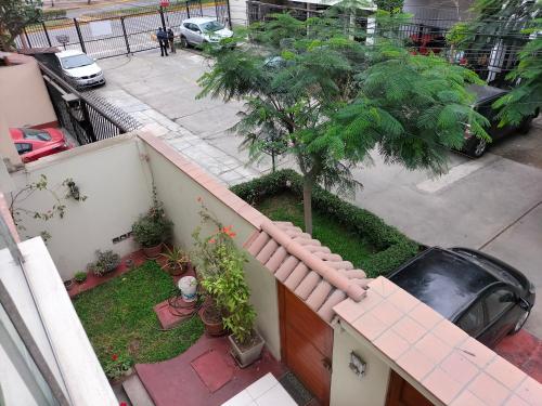 利马Lugar cómodo y seguro的街边的车辆阳台享有空中景致