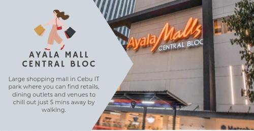 宿务Cebu City Scape at Cebu IT Park的建筑前商场中央博客的标志