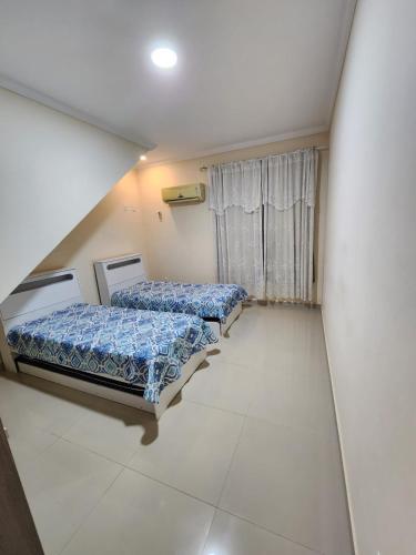 马里卡Casa na Lagoa的小型客房 - 带2张床和窗户