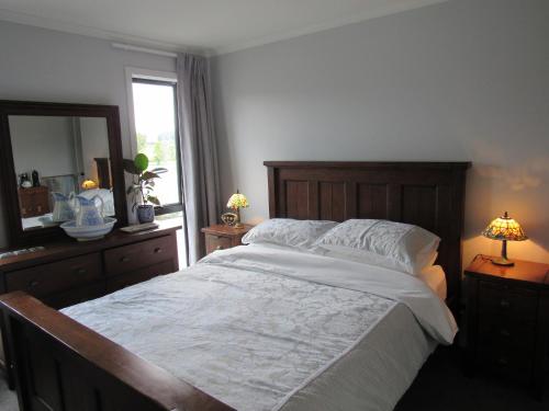 纳尔逊Llun y Mynydd B&B Nelson的一间卧室配有一张大床和镜子
