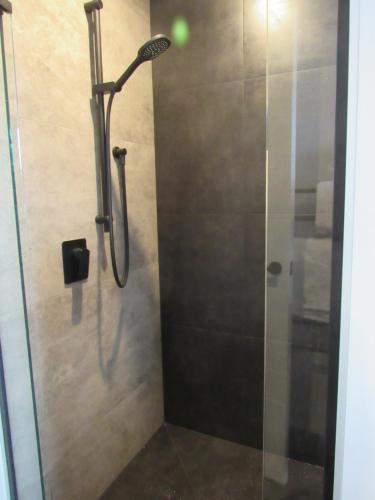 纳尔逊Llun y Mynydd B&B Nelson的带淋浴的浴室,带玻璃门