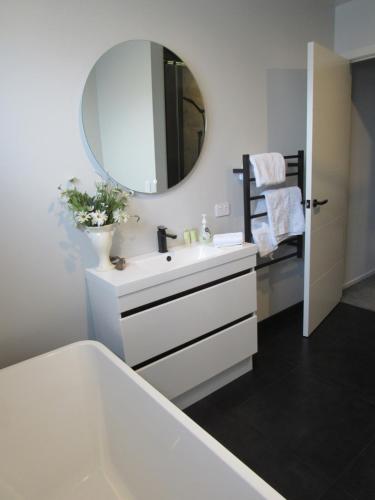 纳尔逊Llun y Mynydd B&B Nelson的浴室设有白色水槽和镜子