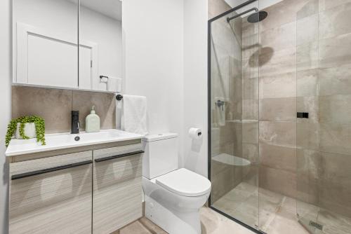Port AdelaideUrban Rest Port Adelaide Apartments的一间带卫生间和玻璃淋浴间的浴室