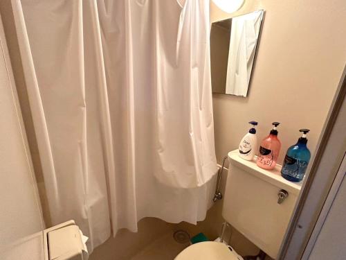 广岛Nishimoto Building - Vacation STAY 16010v的浴室配有白色的浴帘和卫生间