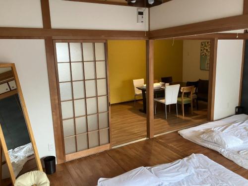 广岛Nishimoto Building - Vacation STAY 93789v的一间带桌子的房间和一间用餐室