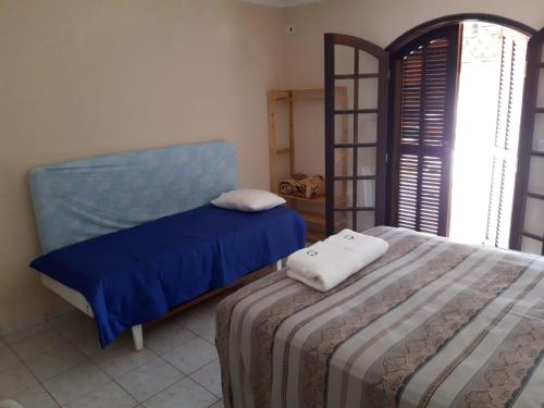 圣代佩德罗Giardino Mediterraneo的一间卧室配有一张带蓝色床单和架子的床