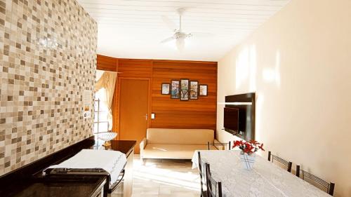 瓜拉图巴Casa Colonial em Guaratuba, próximo a praia的客厅配有桌子和沙发