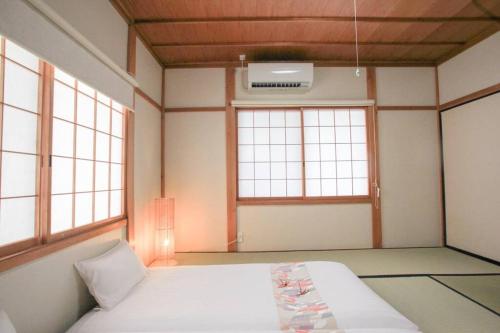 高山飛騨高山　一の心的客房设有一张床和两个窗户。