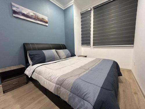 古晋Spacious Home @ Kuching City Ctr的一间卧室配有一张床和一个带百叶窗的窗户