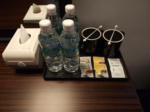 关丹Go Lodge Hotel Kuantan的桌子上托盘上的两瓶水
