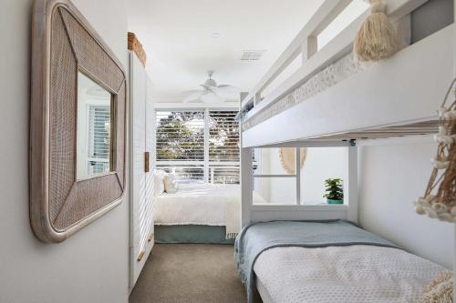 尼尔森湾Arabella的一间卧室配有双层床和窗户。