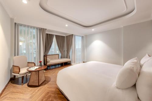 河内La Siesta Classic Hang Thung的卧室配有一张白色大床和一把椅子