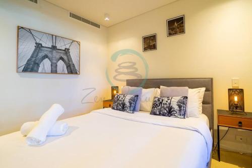 达尔文Zen Seaside 1BR Waterfront Apt的卧室配有一张白色大床和一张书桌
