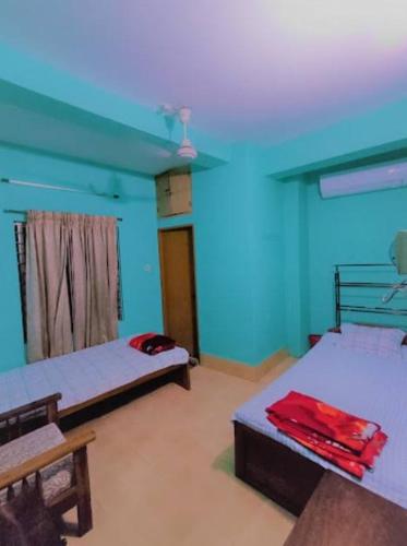 SirājganjAyush Villa的客房设有两张床和蓝色的天花板。