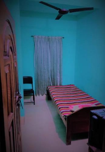 SirājganjAyush Villa的蓝色客房 - 带床和椅子