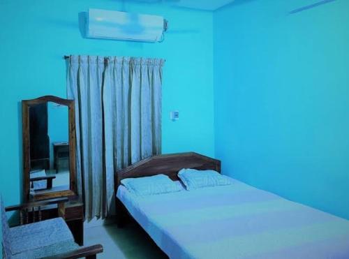 SirājganjAyush Villa的蓝色的客房配有床和镜子
