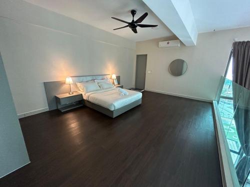 Bandar Baru BangiINAP DESA EVO BANGI的一间卧室配有一张床和吊扇