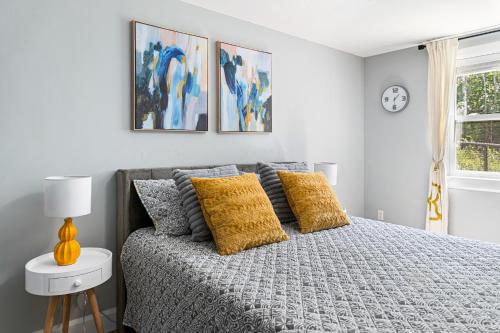 蒙克顿One bedroom apartment Moncton North !的一间卧室配有一张带黄色枕头的床