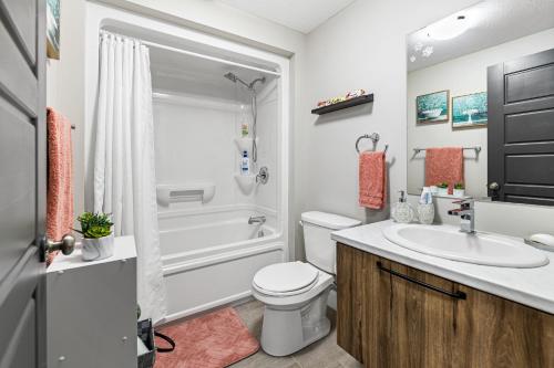 蒙克顿One bedroom apartment Moncton North !的浴室配有卫生间、盥洗盆和淋浴。
