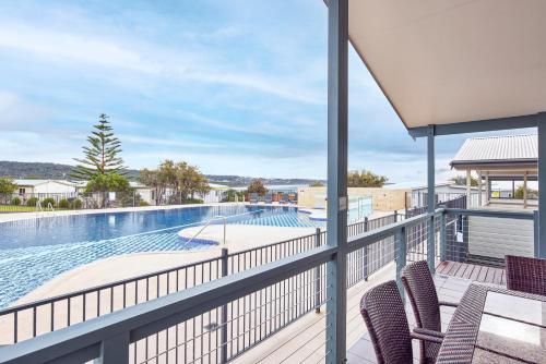 梅林布拉NRMA梅林布拉海滩度假酒店的一个带椅子的阳台和一个游泳池