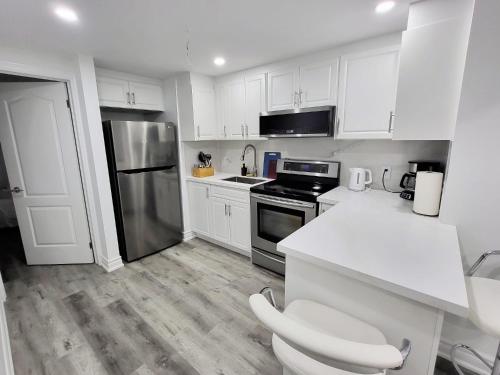 米西索加Feel Like Home/ Bs Mississauga的厨房配有白色橱柜和不锈钢用具