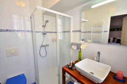 默朗强烈酒店的带淋浴和盥洗盆的白色浴室