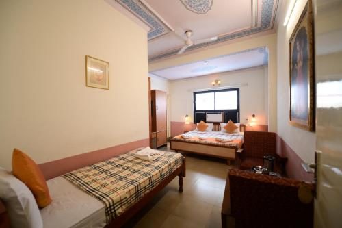 斋浦尔Chitra Katha - A Story Per Stay的酒店客房设有两张床和窗户。