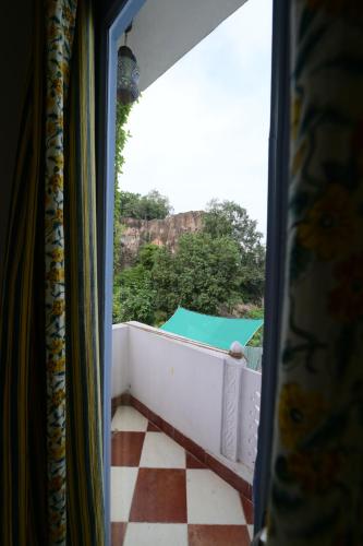 斋浦尔Chitra Katha - A Story Per Stay的从客房的窗户欣赏美景,设有可视的楼层