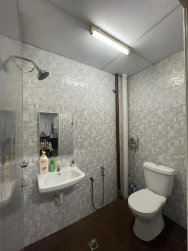 关丹ADEELA HOMESTAY @ BANDAR KUANTAN的浴室配有卫生间、盥洗盆和淋浴。
